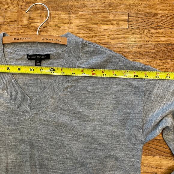 Banana Republic Gray V-Neck 100% Merino Wool Sweater Women’s Sz M EUC - Picture 8 of 9